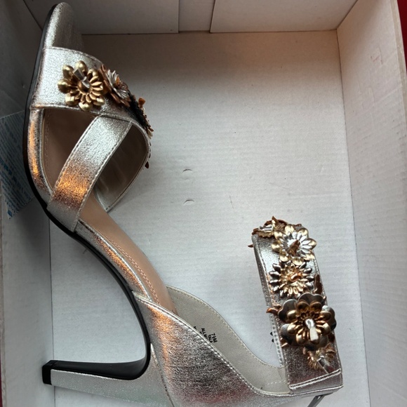 Woman’s pump class dress shoes - Picture 11 of 12